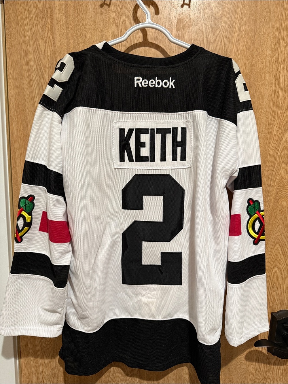 Reebok White Black Chicago Blackhawks Jersey with Multicolor Crest - Picture 3 of 3